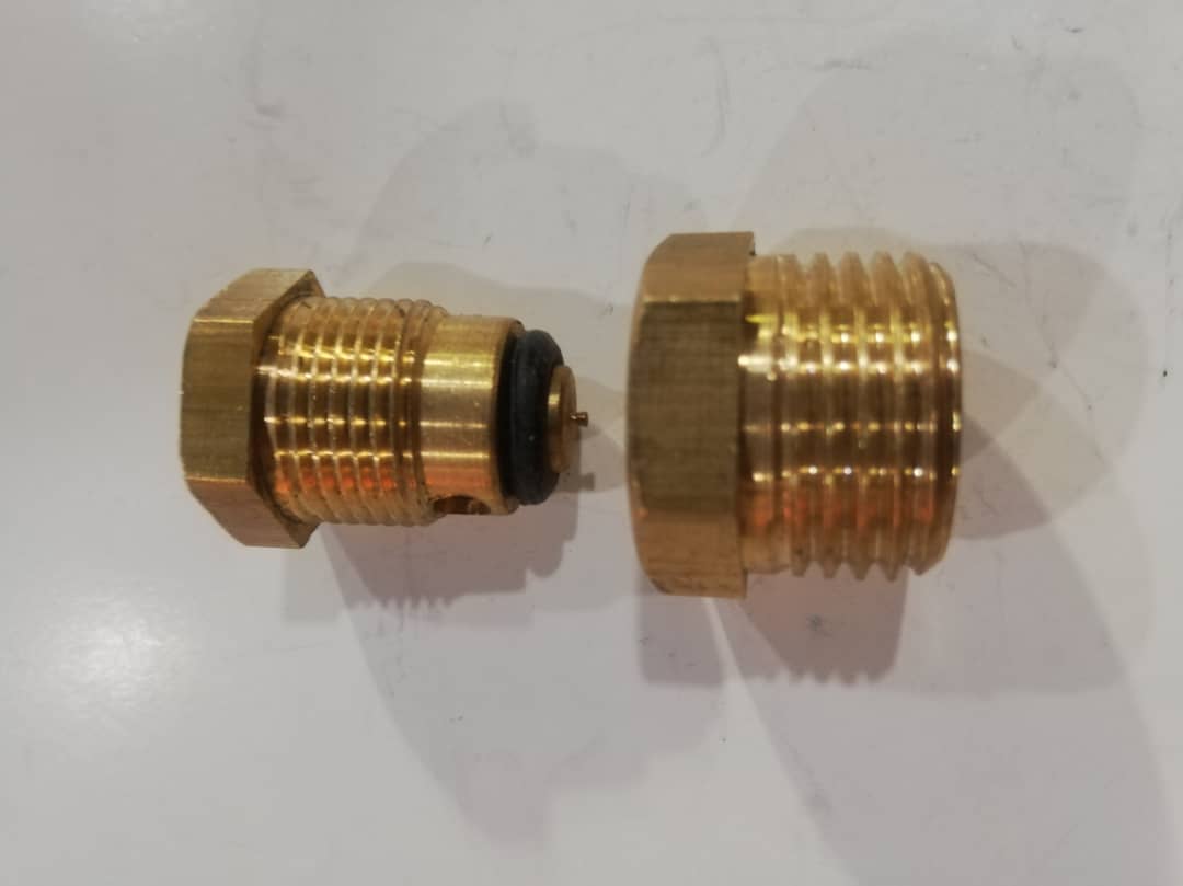 شیر برنجی زیر کمپرسور برای تخلیه آب موجود...