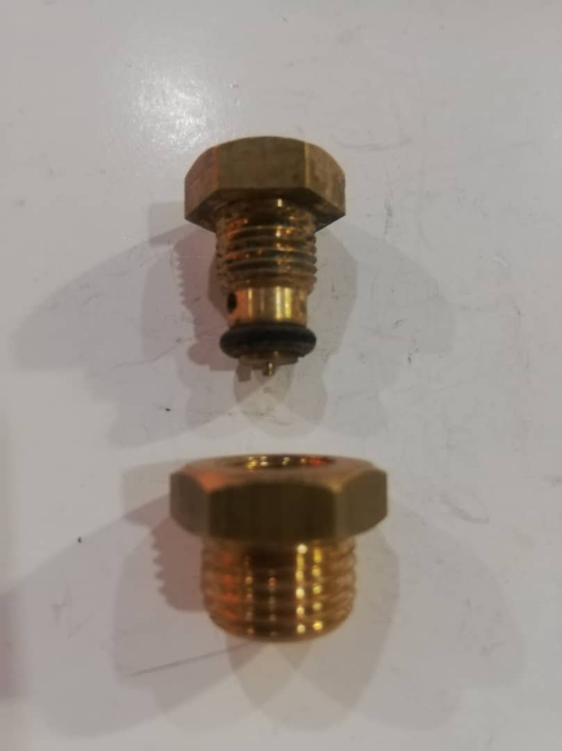 شیر برنجی زیر کمپرسور برای تخلیه آب موجود...